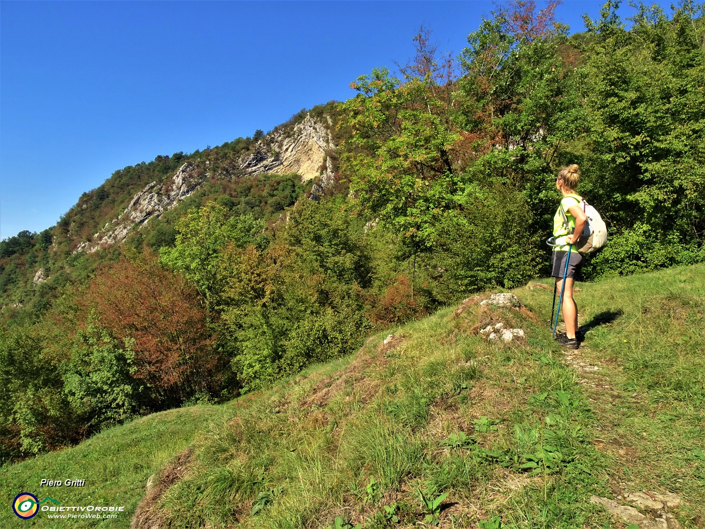 42 Vista ravvicinata verso la piega anticlinale della Corna Rossa.JPG